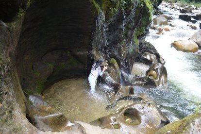 Las dos tinas naturales tienen diferentes dimensiones. Una es de un metro de diámetro y la otra de dos, aproximadamente.