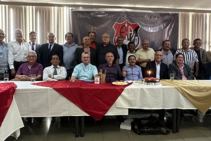 Los exalumnos y los exprofesores del colegio Eloy Alfaro posaron  para el lente de EXTRA.