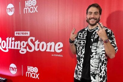 El artista guayaquileño John Taleb le canta al amor, pero con ritmo.