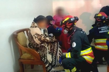 Los bomberos atendieron a los pacientes en la planta baja del edificio.