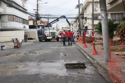 Personal de Interagua trabajaba en el sitio del socavón.