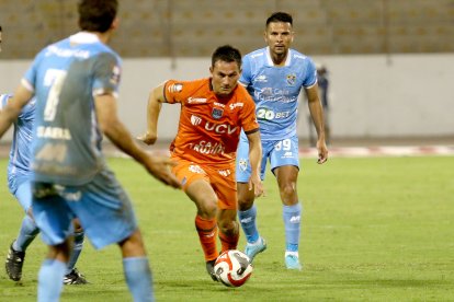 El ecuatoriano Jairo Vélez destaca como volante en Universidad César Vallejo de Perú.