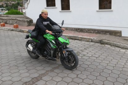 Cuando va por las calles, la ‘pípol’ le grita por su ‘chapa’, El Grindio.