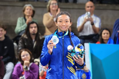 Jacqueline Mollocana muestra con orgullo la medalla de plata que obtuvo en Los Juegos Panamericanos.