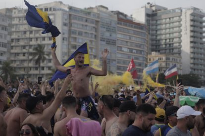 AME3746. RÍO DE JANEIRO (BRASIL), 03/11/2023.- Aficionados de Boca Juniors se reúnen para celebrar y cantar a favor de su equipo en la previa de la final de la Copa Libertadores ante Fluminense, hoy, en la playa de Copacabana, en Río de Janeiro (Brasil). La ciudad más emblemática de Brasil será anfitriona este sábado del partido por la final de Copa Libertadores 2023 entre el Boca Juniors argentino y el Fluminense brasileño. EFE/ Antonio Lacerda