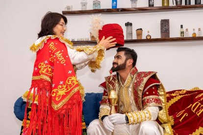 José Cartagena personifica al Rey Moro, uno de los cinco personajes de la Mamá Negra