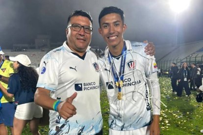 Jorge González (i) junto a su hijo Sebastián tras ganar la Copa Sudamericana.