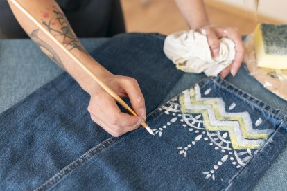 Decora. Agrégale detalles a tu prenda, como botones, parches, bordados y hasta pintura.
