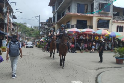 Agentes policiales a caballo recorrieron diferentes zonas.