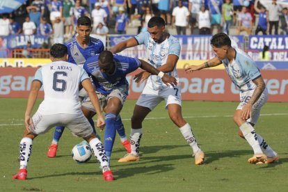 El Bombillo y los Ciudadanos empatan a cero en el primer tiempo.