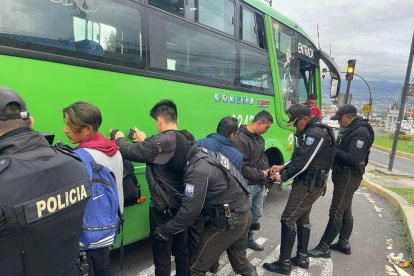 La Policía detiene aleatoriamente a los buses para revisar a los pasajeros.