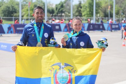 Los marchistas Daniel Pintado y Glenda Morejón con sus medallas de oro panamericanas.