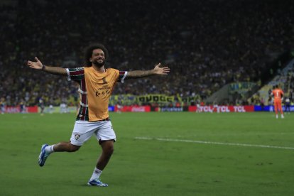 AME4299. RÍO DE JANEIRO (BRASIL), 04/11/2023.- Marcelo Vieira de Fluminense celebra tras ganar hoy, el partido de la final de la Copa Libertadores entre  Boca Juniors y Fluminense en el estadio de Maracaná, en Rio de Janeiro (Brasil). EFE/ Andre Coelho