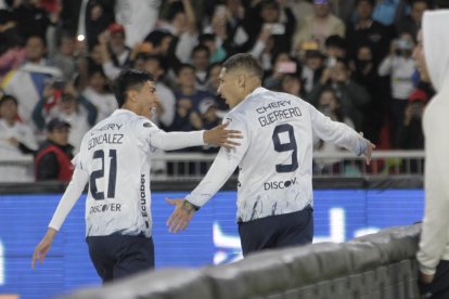 El delantero Paolo Guerrero (d) marcó el segundo tanto de los albos ante los rayados.