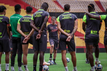 El estratega uruguayo de Barcelona, Diego López, no podrá estar en el Clásico del Astillero.