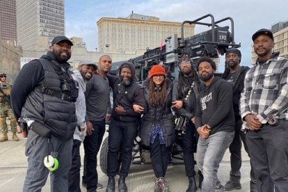 Taraja Ramsess, pierde la vida en un trágico accidente automovilístico junto a sus hijos.