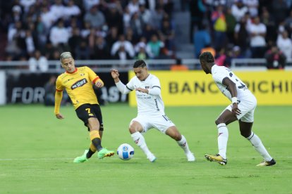 Barcelona (amarillo) y Liga de Quito pelean por ganar la segunda etapa de la LigaPro.