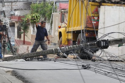 Los postes quedaron en la calle, con los cables esparcidos y obstaculizando el paso de carros.