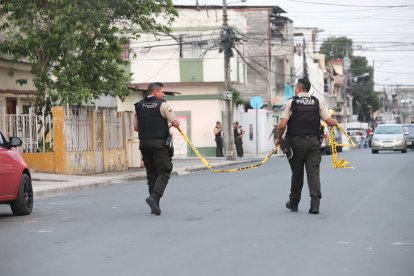 La zona fue cercada por gendarmes que arribaron al conocer lo sucedido. Moradores dicen que uno de los baleados quiso huir corriendo, pero no pudo lograrlo.