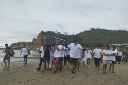 El surfista fue llevado a su natal Montañita para el último adiós.