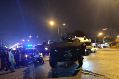 Una tanqueta ingresó al centro carcelario de Guayaquil.