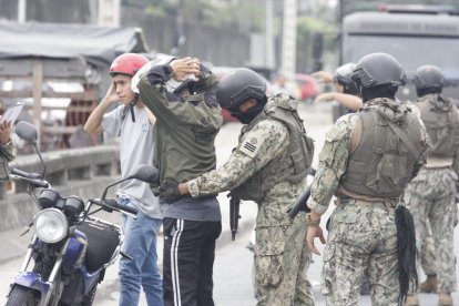 Militares colaboran fuera de la Peni.