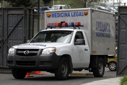 El cuerpo fue retirado por una unidad móvil de Medicina Legal hacia el laboratorio de Criminalística.