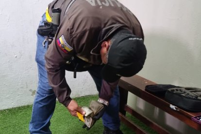 Un miembro de la Policía Nacional encontró los fajos de dinero, con los cuales se intentó sobornar a los árbitros del duelo entre el Deportivo Quevedo y Leones del Norte.
