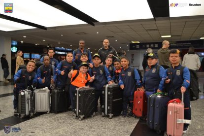 Toda la delegación de Ecuador que está en Argentina jugando el Mundial de fútbol categoría talla baja.