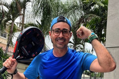 Guschmer fue aspirante a la Prefectura del Guayas por el movimiento Renovación Total (RETO). Es comentarista deportivo. Fue electo concejal de Guayaquil en los comicios del 2019.