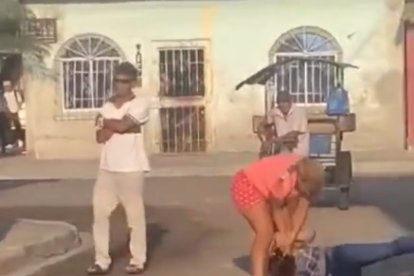 Algunas personas se quedaron ‘como el pavo’ ante la arrastrada que una mujer le dio a otra.