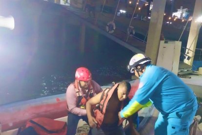 La emergencia se produjo la noche del martes. Cuatro de los cinco damnificados fueron rescatados.