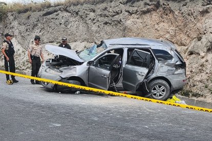 Así quedó la camioneta con la que se chocó la moto de los asaltantes.