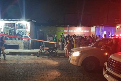 Momentos en que agentes de la policía realizaron el levantamiento de uno de los cuerpos.