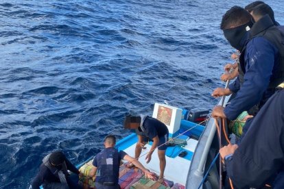 Personal de la lancha guardacostas Isla Santa Cruz realiza el traslado de los bultos que se logró rescatar.