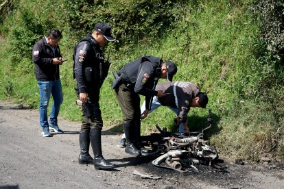 A los policías se les complicó revisar la  numeración del vehículo para conocer si estaba reportado como robado.