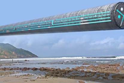 Alfredo Macías suele buscar objetos perdidos de los turistas en las playas de Manta para luego  venderlos.