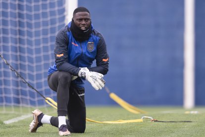 AME6592. BUENOS AIRES (ARGENTINA), 04/09/2023.- Moisés Ramírez de la selección de Ecuador reacciona hoy durante un entrenamiento, en el complejo del equipo San Lorenzo de Almagro en Buenos Aires (Argentina). La selección ecuatoriana decidió concentrarse en Buenos Aires para afrontar el comienzo de las eliminatorias mundialistas, que tendrá lugar este jueves ante Argentina y, cinco días después, en casa contra Uruguay. EFE/ Matías Napoli Escalero