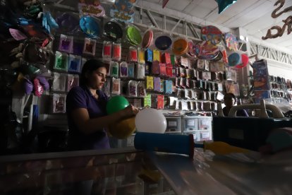 Las encargadas del local se ‘sacan el aire’ para inflar los globos sin energía eléctrica y cumplir con los pedidos de los clientes.