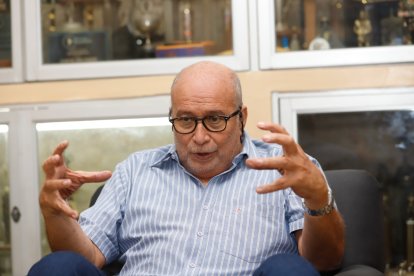 Los Juegos Panamericanos de Santiago 2023 dejaron para Ecuador no solo medallas, sino un nuevo -o viejo- capítulo de enfrentamiento entre Jorge Delgado Panchana, presidente del Comité Olímpico Ecuatoriano (COE), y Roberto Ibáñez, titular de la Federación Ecuatoriana de Judo y máxima autoridad de la Federación Deportiva del Guayas (Fedeguayas).

De acuerdo con una fuente consultada que prefirió reservar su identidad, la “disputa no es nueva”. Delgado e Ibáñez ya dejaron ver sus diferencias en la postulación y finalmente retiro de Guayaquil como sede de los Juegos Bolivarianos 2025. El dirigente del COE no le permitió el ingreso al Comité Organizador, pese a que el titular de Fedeguayas lo reclamaba por haber participado de todo el proceso y dar el soporte mayoritario de la infraestructura.​

Ahora, tildándolo de “longevo dirigente con una mente caduca”, y hasta avizorando una posible candidatura a las elecciones del COE en 2025, Ibáñez contestó en su cuenta de X a Delgado, quien hace unos días le manifestó a su homónimo que no debería ‘opinar’ en la participación del Team Ecuador en los Panamericanos de Santiago.

“No puede decir nada el señor Roberto Ibáñez, porque en lo único que puede opinar es en judo. Nadie le ha pedido su opinión; (lo de Ecuador en los Panamericanos), es su criterio y que se lo guarde para él. Este es un momento de análisis y nadie es perfecto, obviamente. Recordemos que las federaciones ecuatorianas por deporte son las que han dado lo mejor para sus atletas, en medio de todas las dificultades”, dijo Panchana.

En Santiago 2023, el Team Ecuador obtuvo 7 medallas de oro, tres menos que las 10 preseas logradas en Lima 2019. Sin embargo, su cosecha en general fue superior a los 31 metales conseguidos en Perú, ahora con 36 en Chile.

Tras el comentario, el exjudoca y máximo dirigente de la Ecuatoriana de Judo (FEJ) realizó un ‘picante’ posteo en X argumentando que tiene los créditos suficientes para ‘meter lengua’ en el tema, por el aporte de Fedeguayas hacia el alto rendimiento.

“Panchana piensa que el sector formativo no tiene nada que ver con el alto rendimiento, le sugiero pregunte a las federaciones nacionales cómo ayudamos para que esos deportistas que usted lleva a los juegos del ciclo olímpico de alguna u otra forma se preparen”, precisó.

Ibáñez cerró diciendo: “no te estreses antes de tiempo, nos vemos en el 2025 en las elecciones del COE; ah, cierto, si es que puedes participar”, dejando entrever que el máximo directivo del olimpismo nacional no podría ir a la reelección y probando su candidatura a las próximas elecciones del COE. (CMC)