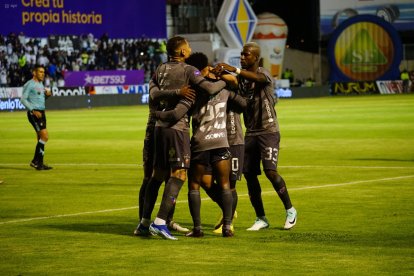El festejo de Paolo Guerrero con sus compañeros en el Bellavista de Ambato, dos goles hizo el peruano.