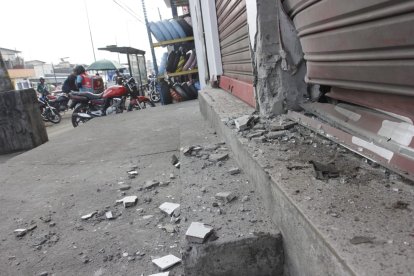 En un local de la avenida Casuarina quedó un orificio de unos 45 centímetros de diámetro a causa de un estallido