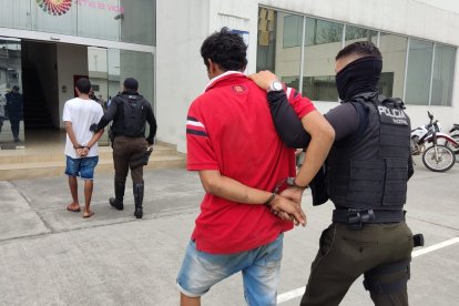 Dos hombres fueron detenidos a bordo de una motocicleta por el supuesto asesinato de un menor de edad.