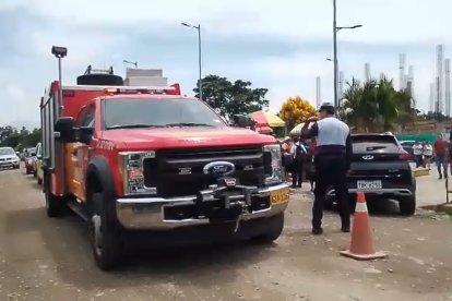 Miembros de los bomberos fueron hasta la institución luego de presentarse la novedad.