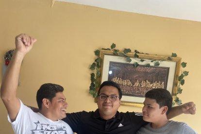 Alegría en casa: Juan Peñafiel, William Ludeña Quezada y Tommy Peñafiel celebran la nominación en el reality de EXTRA.