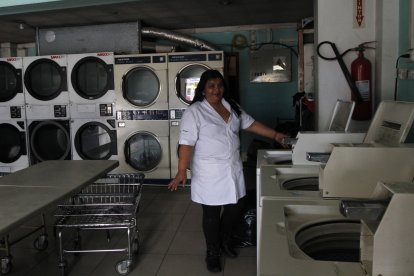 Mirian se las ingenia para que el negocio no decaiga con los cortes de luz.