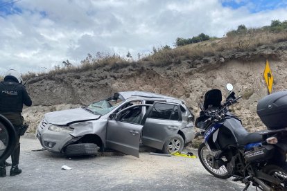 El carro en el que iban los sospechosos que se accidentaron. De ahí ‘voló’ el dinero.