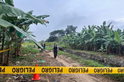 Según la policía, una de las víctimas fue asesinada en otro sector y la botaron en el camino.