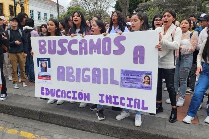Compañeros universitarios protestaron por la desaparición de Ruth.