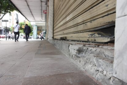 La puerta del local comercial sufrió daños por el atentado.